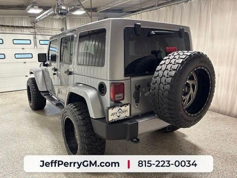 Used 2018 Jeep Wrangler Unlimited Sahara w/ Connectivity Group AWD/4WD image 5