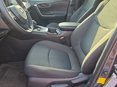Used 2021 Toyota RAV4 LE AWD/4WD image 10