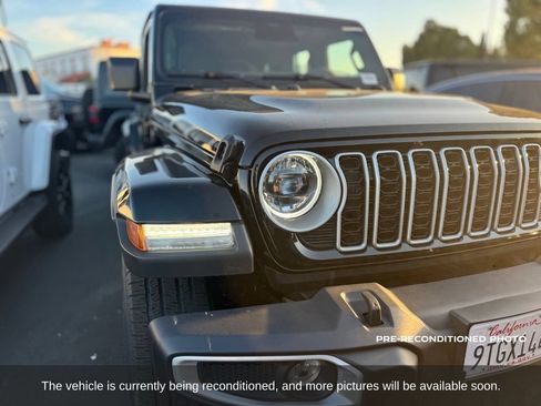 Used 2025 Jeep Wrangler Unlimited Sahara AWD/4WD image 8