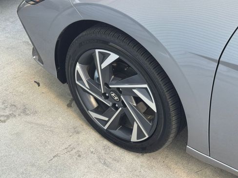 Used 2025 Hyundai Elantra Limited image 33