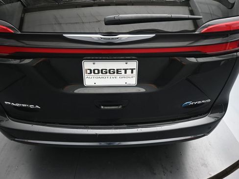 Used 2023 Chrysler Pacifica Touring-L image 29