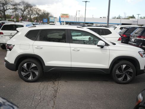 Used 2025 Volkswagen Taos SE w/ Panoramic Sunroof Package AWD/4WD image 9