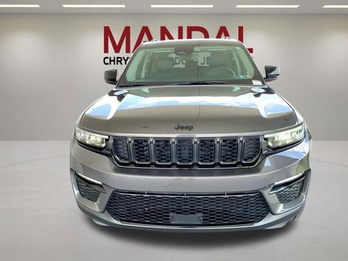 Used 2023 Jeep Grand Cherokee Limited w/ Black Appearance Package AWD/4WD image 2