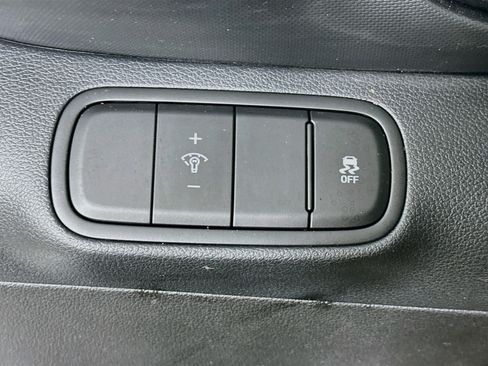 Used 2025 Hyundai Venue SEL FWD image 17