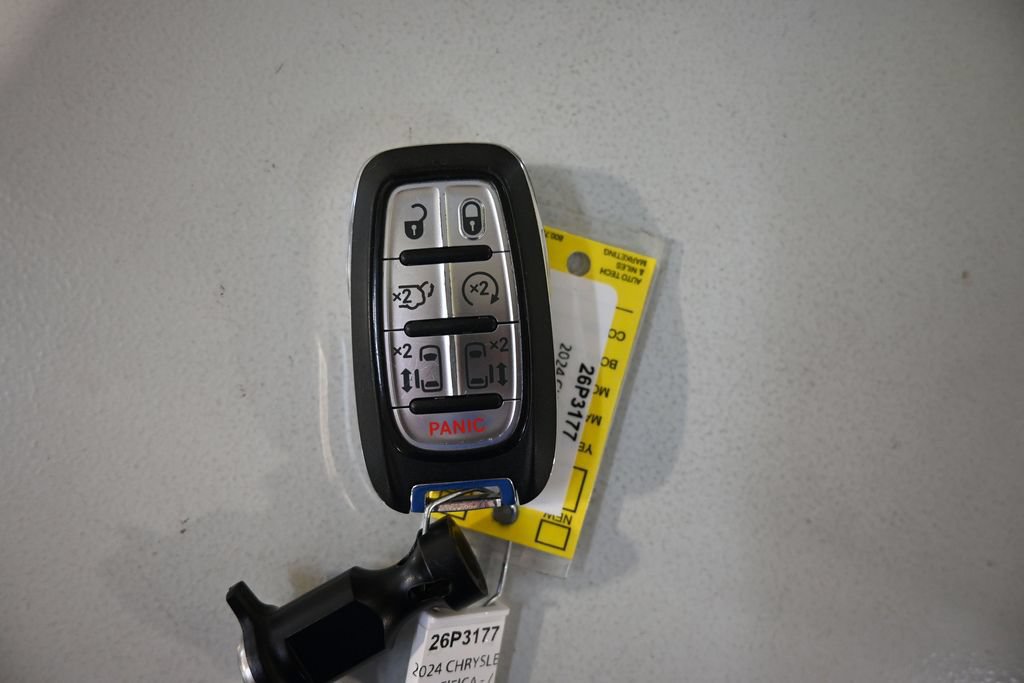 Used 2024 Chrysler Pacifica Touring-L FWD image 9