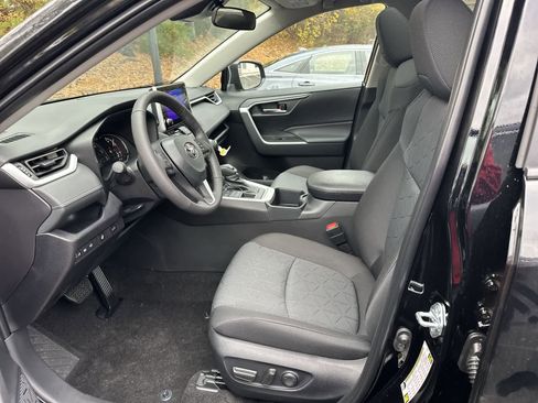 Used 2025 Toyota RAV4 XLE image 19