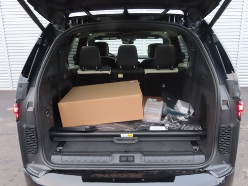 New 2024 Land Rover Discovery Dynamic SE image 25