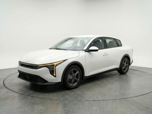 Used 2025 Kia K4 LXS FWD image 3