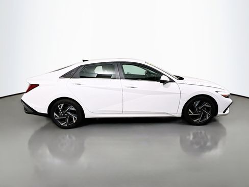 Used 2024 Hyundai Elantra Limited image 3