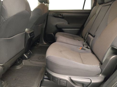 Used 2020 Toyota Highlander L image 18