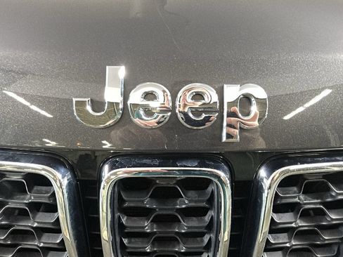 Used 2019 Jeep Grand Cherokee Laredo AWD/4WD image 9