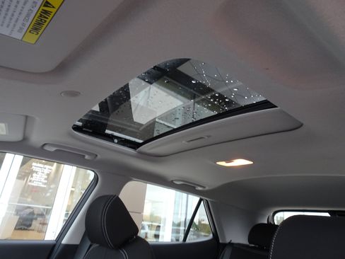 Used 2023 Hyundai Venue SEL FWD image 11