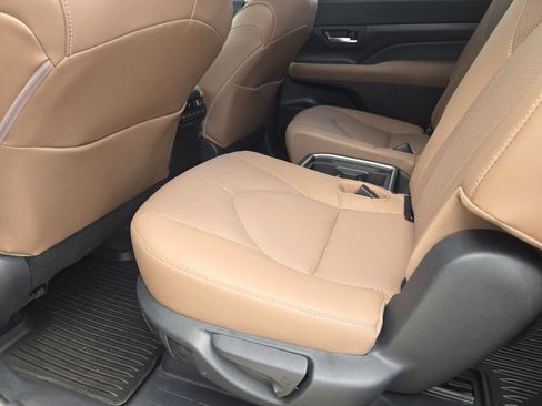 Used 2025 Toyota Grand Highlander AWD image 31