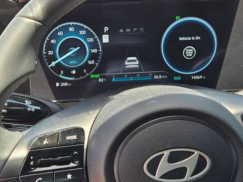 Used 2025 Hyundai Elantra Limited FWD image 12