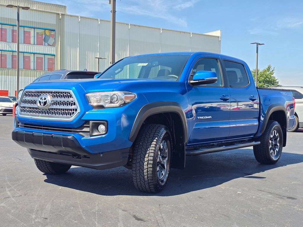 Used 2017 Toyota Tacoma TRD Off-Road AWD/4WD image 4