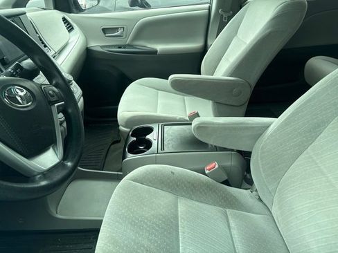 Used 2017 Toyota Sienna LE FWD image 10