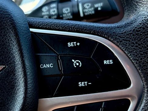 Used 2019 Chrysler Pacifica L FWD image 7