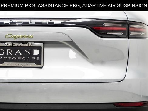 Used 2023 Porsche Cayenne w/ Premium Package AWD/4WD image 18
