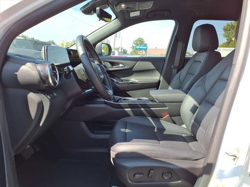 Used 2025 Chevrolet Equinox LT w/ Convenience Package II image 11