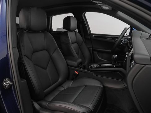 Used 2025 Porsche Macan image 16