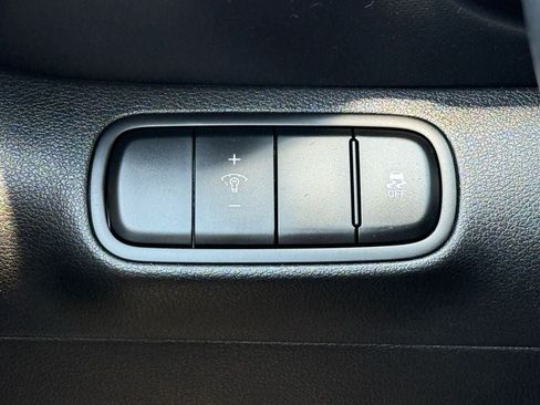 Used 2024 Hyundai Venue Limited FWD image 19
