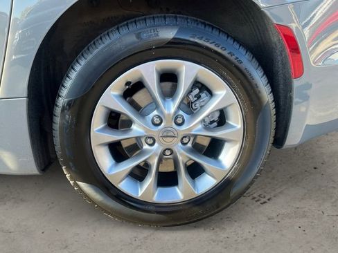 Used 2023 Chrysler Pacifica Touring-L AWD/4WD image 14