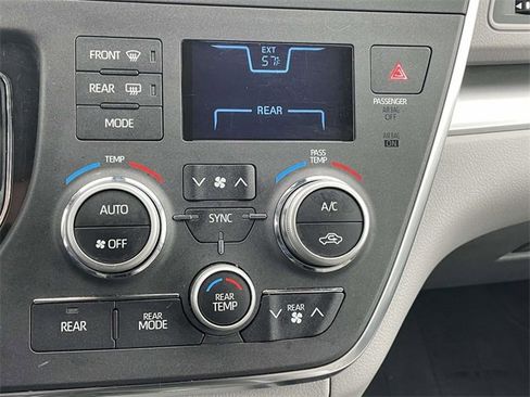 Used 2018 Toyota Sienna LE image 27
