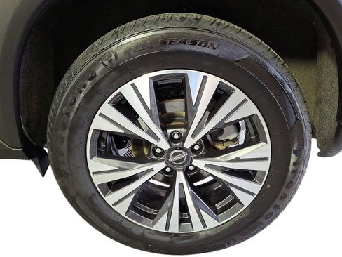 Used 2023 Nissan Rogue SV image 5