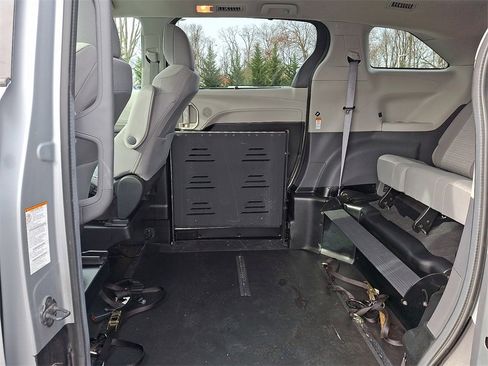 Used 2022 Toyota Sienna LE image 8