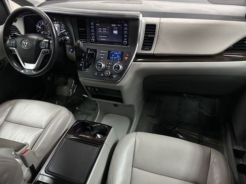 Used 2019 Toyota Sienna XLE FWD image 11
