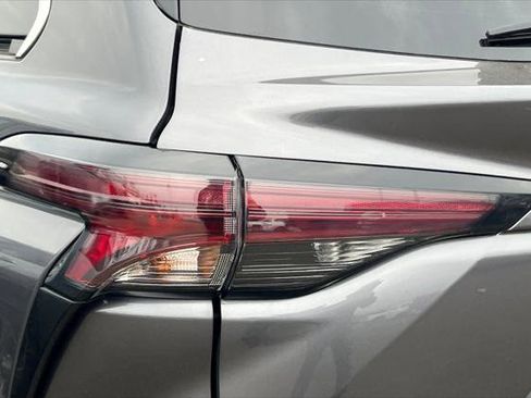 Certified 2025 Toyota Sienna XLE image 15