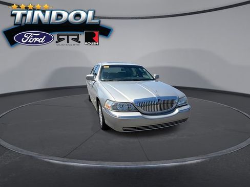 Used 2003 Lincoln Town Car Signature RWD image 2
