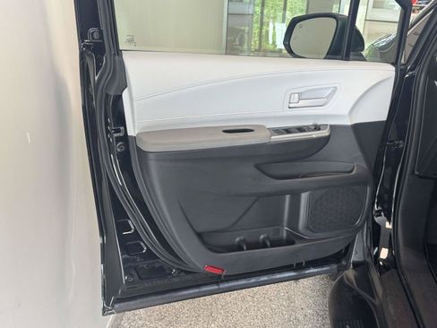 Used 2026 Toyota Sienna LE FWD image 14