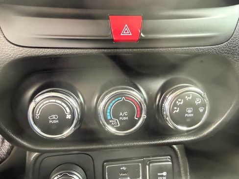 Used 2017 Jeep Renegade Latitude AWD/4WD image 16