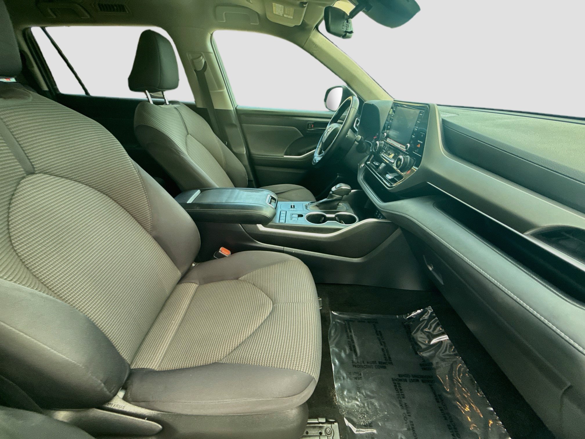 Used 2022 Toyota Highlander LE FWD image 31