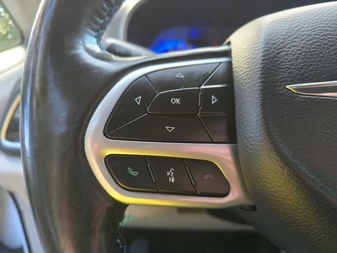 Used 2021 Chrysler Pacifica Touring-L image 25