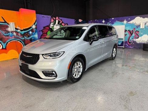 Used 2024 Chrysler Pacifica Touring-L FWD image 1