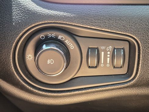 Used 2019 Jeep Renegade Latitude FWD image 17