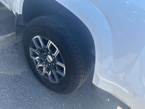 Used 2024 Chevrolet Colorado Z71 w/ Z71 Convenience Package 2 image 10