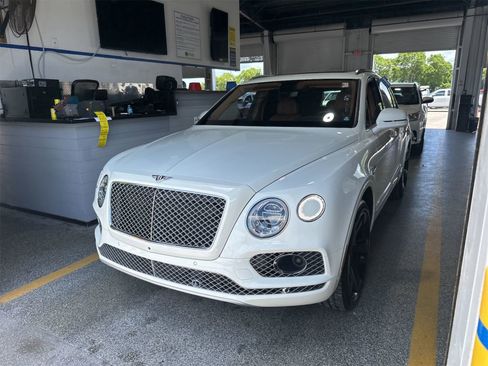 Used 2018 Bentley Bentayga AWD/4WD image 1