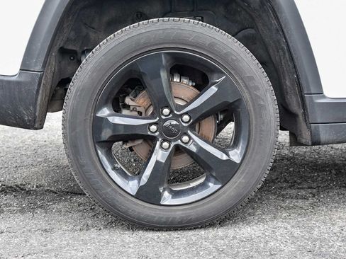 Used 2023 Jeep Grand Cherokee Altitude AWD/4WD image 12