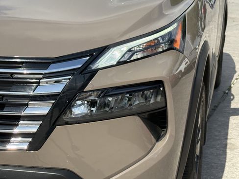 Used 2025 Nissan Rogue SV w/ SV Premium Package image 11