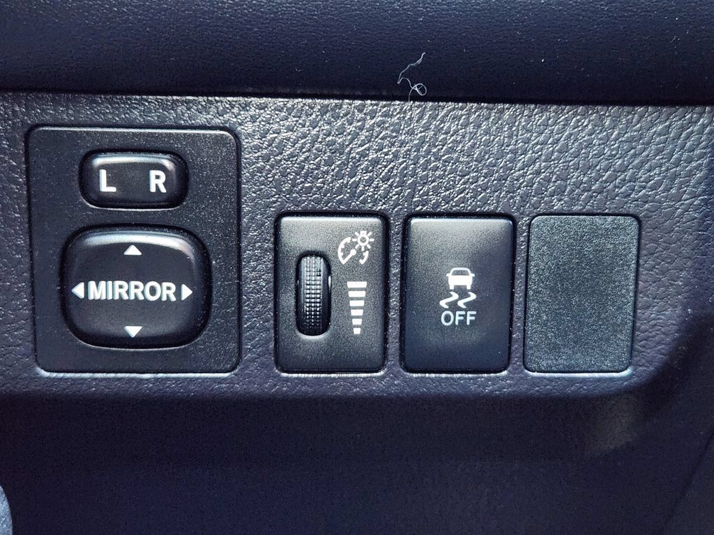Used 2015 Toyota RAV4 XLE FWD image 22
