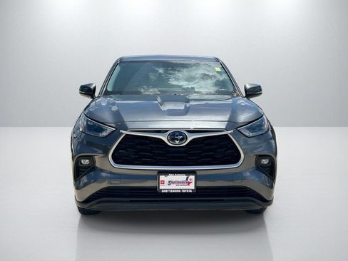 Used 2023 Toyota Highlander LE FWD image 2