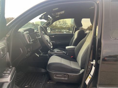 Used 2023 Toyota Tacoma TRD Off-Road image 9