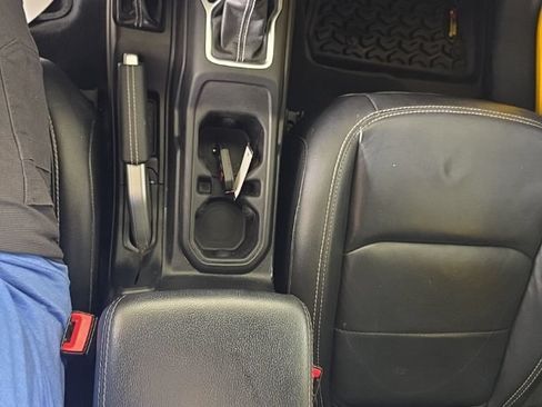 Used 2019 Jeep Wrangler Unlimited Sahara w/ Uconnect 4C Nav & Sound Group AWD/4WD image 16