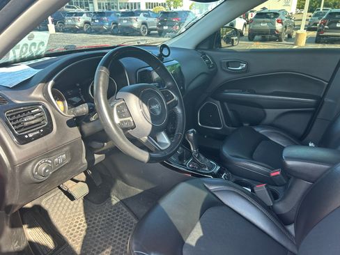 Used 2018 Jeep Compass Latitude w/ Popular Equipment Group AWD/4WD image 9