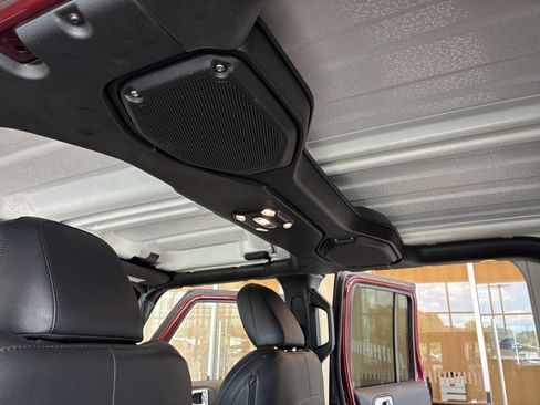 Used 2021 Jeep Gladiator Overland AWD/4WD image 14