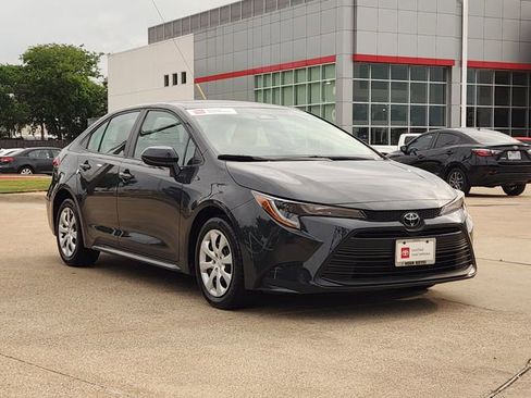 Used 2024 Toyota Corolla LE FWD image 2