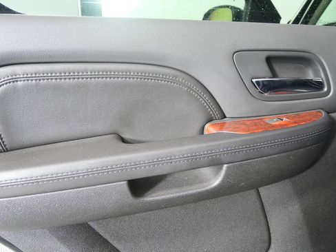 Used 2010 Cadillac Escalade AWD image 13